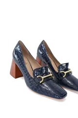 Zapato mocasín de charol azul noche con taco de 7 cm, suela acolchada y diseño texturado.