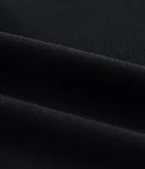 Pantalón cargo negro de crepé, talle grande, con bolsillos laterales con botón y cintura lisa.