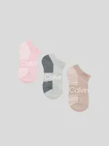 Pack de tres pares de medias invisibles (tipo soquete o tobilleras) de Calvin Klein, con acolchado en la planta. Los colores son rosa pálido, gris jaspeado con detalles en gris oscuro, y beige rosado.