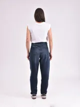 Pantalón jean negro de tiro alto, corte amplio y tobillos ajustados.