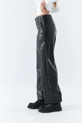 Pantalón de cuero negro, con tiro medio y fit recto cropped.