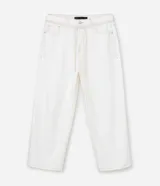 Pantalón de corte skater confeccionado en sarga de algodón color crudo, con cintura con trabillas, cordón ajustable, cierre tradicional, bolsillos y costuras contrastantes.