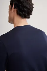 Remera negra de corte ajustado en punto suave de algodón pima, con cuello redondo ribeteado acanalado fino y bajo recto.
