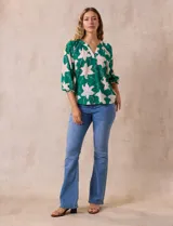 Blusa de gasa estampada marca Sioni, con cuello a la base y escote en V. Tiene mangas 3/4 con terminación fruncida.