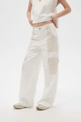 Pantalón de lino y viscosa color blanco con bloques de color beige en los laterales y bolsillos cargo.