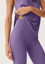 Calza deportiva larga color lila con textura acanalada.