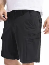 Bermuda negra de estilo cargo, con corte clásico y confeccionada en una mezcla de nylon y spandex. Presenta bolsillos laterales y traseros, incluyendo bolsillos cargo en los muslos, uno con cierre y otro con botón.