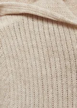 Sweater de punto fino color beige con capucha y mangas largas.