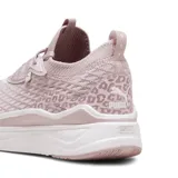 Zapatillas deportivas color rosa con diseño moderno y suela gruesa, ideales para uso diario.