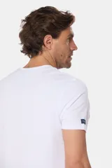 Remera celeste de manga corta con cuello redondo y bordado pequeño en el pecho. Corte clásico.