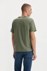 Remera verde militar de algodón con cuello redondo y logo de Levi's estampado en el pecho.