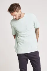 Remera de manga corta color verde menta, con cuello redondo y bolsillo en el pecho.