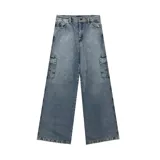 Pantalón jean celeste de corte ultra baggy con bolsillos cargo laterales. Confeccionado en denim 100% algodón de textura rústica.