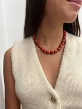Collar corto de múltiples hilos con cuentas de cerámica esmaltada de colores y detalles dorados.