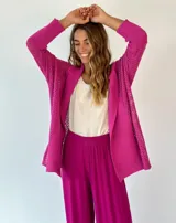 Saco calado color naranja, de tejido de punto, con mangas largas y corte holgado.