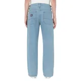 Pantalón de jean celeste, corte recto, con bolsillos delanteros y traseros.