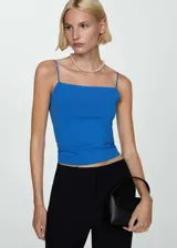 Top azul con tirantes finos y escote recto.