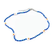 Collar color azul con cuentas en diferentes tonos, adornado con pequeñas flores en color blanco y detalles en naranja.