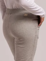 Pantalón de jogging gris oscuro con cintura elástica y cordón ajustable.