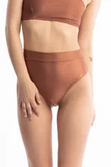 Bombacha de bikini tiro alto color óxido, con lycra doble en la faja para mayor comodidad.