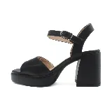 Sandalias blancas de cuero sintético con plataforma y tacón bloque. Tira ancha sobre los dedos y tira con hebilla al tobillo.