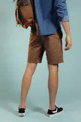 Bermuda color beige de corte recto.