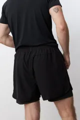 Short deportivo azul marino con calza interna negra y cordón de ajuste en la cintura.