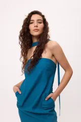 Minivestido azul con bretel fino y bufanda a tono.