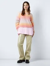 Sweater de punto con cuello redondo, mangas largas y hombros caídos. Puños acanalados y corte regular.