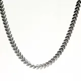 Choker en forma de espiga labrada, confeccionado en acero con acabado plateado.