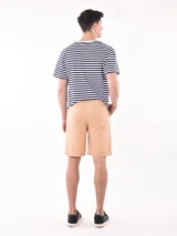 Bermuda de color negro con corte clásico y ajuste cómodo, ideal para actividades diarias.