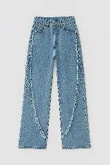 Pantalón de jean celeste de corte recto, con lycra y detalle de flecos en los laterales.