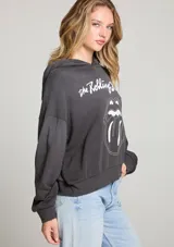 Hoodie gris oscuro con capucha y cordón ajustable. Estampado frontal con el logo de la banda The Rolling Stones en color blanco.