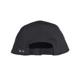 Gorro Adidas negro de cinco paneles con visera plana y escudo del Arsenal bordado en blanco en el frente.