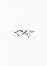 Anillo de plata 925 con diseño de símbolo de infinito, que incorpora un pequeño corazón en uno de sus lazos.