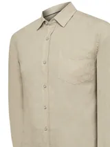 Camisa de hombre de lino color beige, manga larga, con bolsillo en el pecho y cuello camisero.