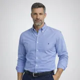 Camisa casual de algodón Oxford con spandex, color celeste, con cuello abotonado y logo bordado en el pecho.