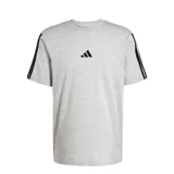 Remera Adidas gris de manga corta, con cuello redondo y las clásicas tres tiras negras en las mangas. El logo de Adidas está estampado en el pecho.