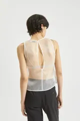 Top blanco de organza de seda, sin mangas, con corte clásico y tira para atar en la espalda. Incluye pieza de corpiño de microfibra incorporada.
