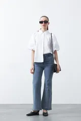 Jean elastizado de fit oxford color negro, con aplicaciones sutiles de strass distribuidas en el delantero y en la botamanga.