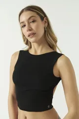 Top blanco sin mangas, con escote redondo y espalda descubierta.