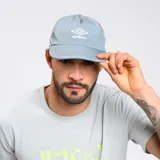 Gorra de gabardina celeste con logo Umbro bordado en blanco en el frente.