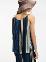 Top con breteles finos y estampado a rayas verticales en tonos rojo, azul y beige.