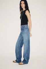 Pantalón de jean rígido celeste con tiro alto, cinco bolsillos, trabillas en la cintura, pierna ancha y largo hasta el tobillo.