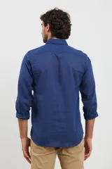 Camisa celeste de lino y algodón, de corte clásico, con cuello button-down y manga larga.