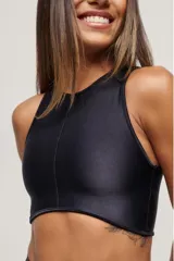 Top deportivo negro con cuello alto y espalda deportiva.