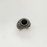 Anillo de plata 925 con piedra ónix redonda engarzada.