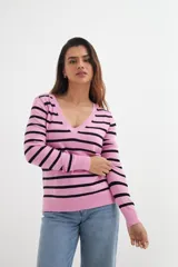 Sweater de punto negro con rayas horizontales blancas y escote en V.