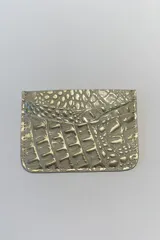 Tarjetero de cuero color bordó con tres ranuras para tarjetas y logo grabado en la parte inferior.