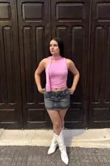 Top negro sin mangas con cuello halter y detalle de lazo en la espalda.